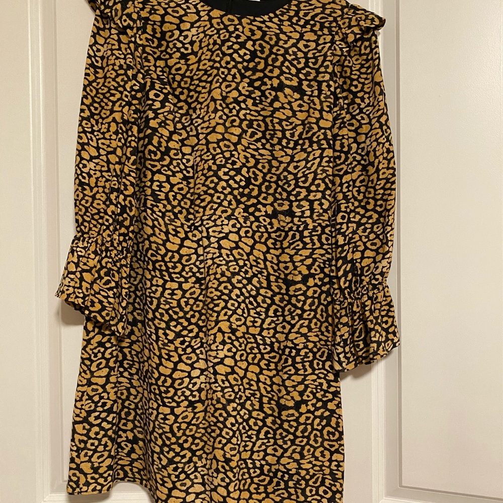 Leopard dress with shoulder ruffles